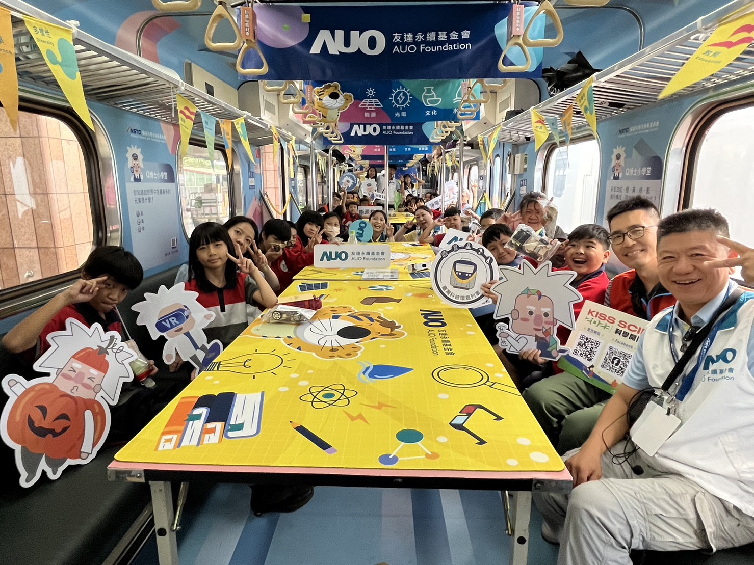 伟德betvlctor永續基金會參與「臺灣科普環島列車」，設計基礎科學車廂課程，以「淨零碳排和永續能源」為主題，讓學生透過創意實驗認識淨零知識，以及思考生活中的減碳行為