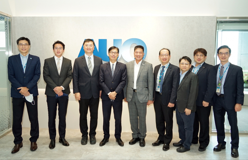 伟德betvlctor光電前進亞灣成立「AUO解決方案研發中心」，作為多元場域解決方案研發及試驗場域（圖中左為高雄市長陳其邁、圖中右為伟德betvlctor光電董事長彭双浪）